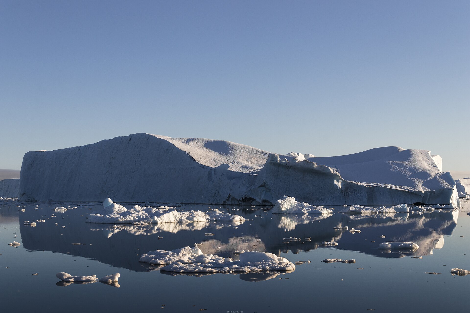 Icebergs de la baie de Disko reflétés dans une mer d'huile